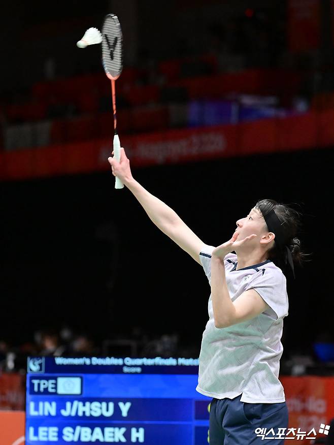 배드민턴 여자 복식 세계 챔피언 백하나-이소희 조(세계 2위)가&nbsp;2026 아이치∙나고야 하계아시안게임 준결승에 진출해 메달을 확보했다.  백하나-이소희 조가 27일 일본 아이치현 이치노미야시에 이치노미야 시립 체육관에서 열린 린지윤-수인휘 조(대만∙세계 12위)와의 대회 여자복식 8강전에서 2-0(22-20 21-17)으로 승리해 준결승에 올랐다.&nbsp;  올해 세계선수권 챔피언 백하나-이소희 조는 단체전에 이어 개인전에서 동메달을 확보하는 데 성공했다.&nbsp;&nbsp;일본 이치노미야, 김한준 기자