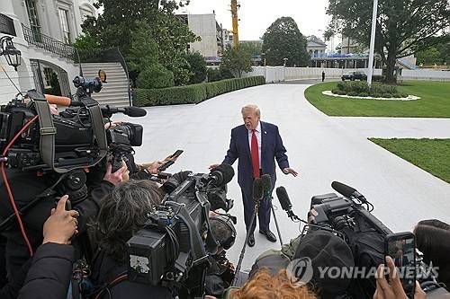 기자들 질문에 답하는 트럼프 대통령 [AP=연합뉴스. 재판매 및 DB 금지]