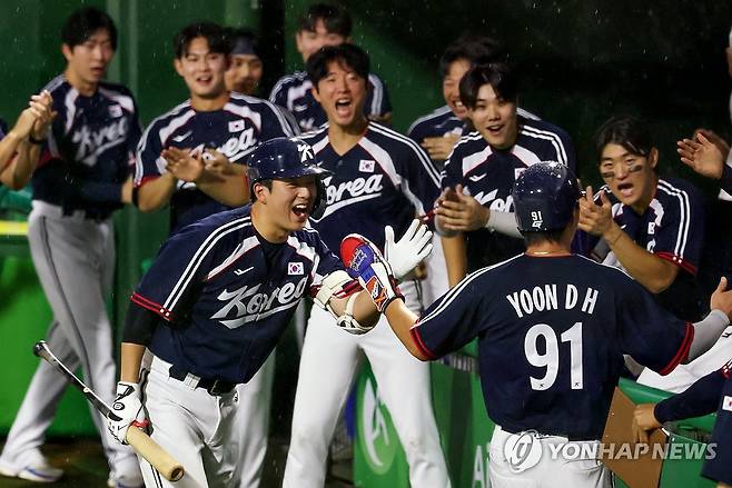선제점 내고 앞서가는 한국 (도요하시[일본]=연합뉴스) 한종찬 기자 = 27일 일본 아이치현 도요하시 시민구장에서 열린 2026 아이치·나고야 아시안게임 결승 한국과 일본의 경기. 2회초 무사 2루 한국 문현빈이 1타점 적시타를 치자 홈으로 들어온 주자 윤동희가 동료들의 격려를 받고 있다.  2026.9.27 saba@yna.co.kr