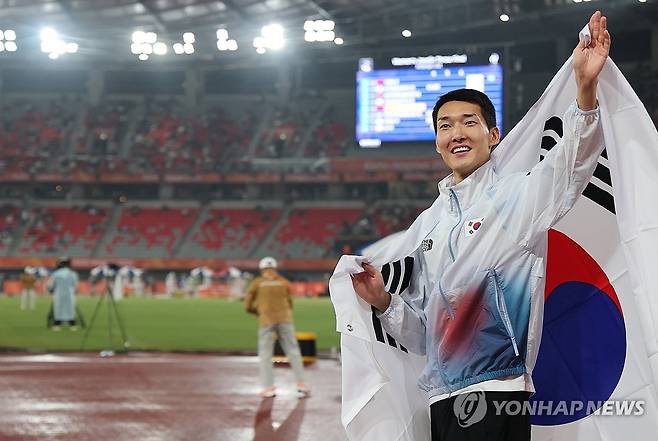 태극기 들고 인사하는 높이뛰기 우상혁 (나고야=연합뉴스) 임화영 기자 = 27일 일본 아이치현 나고야 미즈호 공원 육상 경기장에서 열린 2026 아이치·나고야 아시안게임 육상 남자 높이뛰기 결승. 한국 우상혁이 2m25 3차 시기에 실패하고 동메달을 획득한 뒤 태극기를 들고 인사하고 있다. 2026.9.27 hwayoung7@yna.co.kr