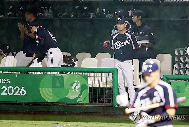대한민국에겐 기회 (도요하시[일본]=연합뉴스)  한종찬 기자 = 27일 일본 아이치현 도요하시 시민구장에서 열린 2026 아이치·나고야 아시안게임 결승 한국과 일본의 경기. 8회초 류지현 감독 등 코칭스테프들이 김지찬의 2루타에 기뻐하고 있다. 2026.9.27 saba@yna.co.kr
