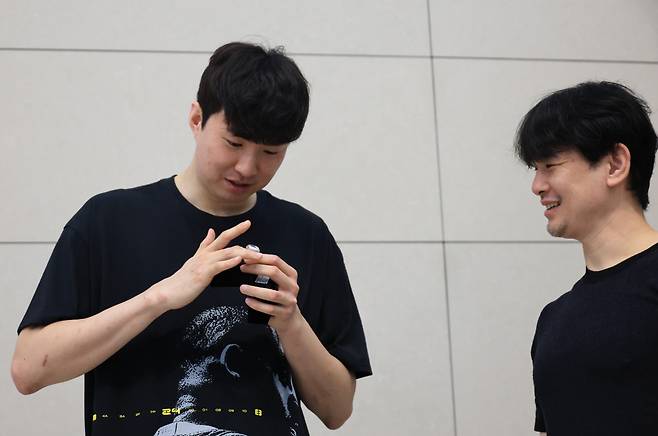 나가사키 벨카 우승반지 전달 받은 이현중      (영종도=연합뉴스) 최재구 기자 = 2026 아이치·나고야 아시안게임 농구종목에서 금메달을 목에 걸고 귀국한 농구 국가대표 이현중이 26일 포틀랜드 트레이닝 캠프 합류를 위해 인천국제공항을 통해 출국하며 나가사키 벨카 우승반지를 전달받고 있다. 2026.9.26      jjaeck9@yna.co.kr  (끝)      <저작권자(c) 연합뉴스, 무단 전재-재배포, AI 학습 및 활용 금지>