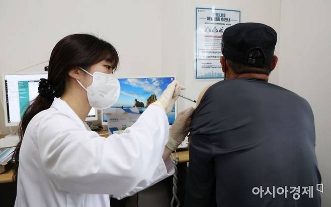 서울 강서구 부민병원에서 한 시민이 백신을 접종하고 있다. 사진은 기사의 특정 내용과 관련 없음