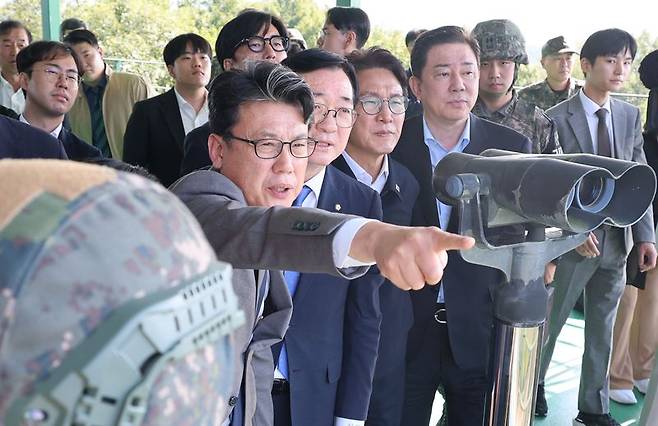 김민석 더불어민주당 대표와 진성준 국회 국방위원장을 비롯한 국방위원들이 28일 오후 경기 연천군 육군 25사단 비룡전망대를 찾아 북측을 살펴보며 최근 비무장지대(DMZ)에서 발생한 지뢰 추정 폭발 사고와 관련한 현장 점검을 하고 있다. 뉴시스
