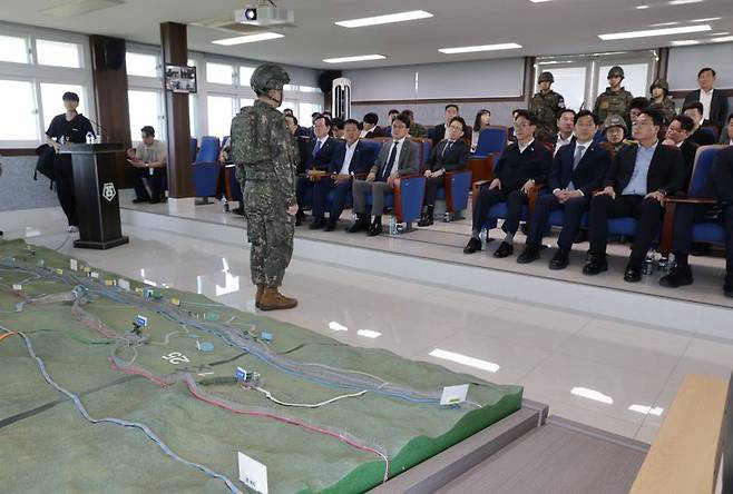 국회 국방위원회 소속 의원들이 28일 지뢰 폭발 사고가 발생한 육군 25사단을 찾아 관계자의 설명을 듣고 있다. 뉴시스