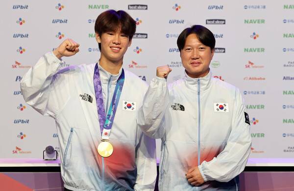 강준이가 28일 일본 나고야 코리아하우스에서 열린 기자회견에서 신정혁 감독과 기뻐하고 있다. 나고야/연합뉴스