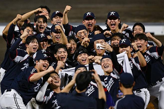 한국 야구 대표팀 선수들이 27일 일본 아이치현 도요하시 시민야구장에서 열린 2026 아이치·나고야 아시안게임 야구 결승에서 일본을 3-1로 꺾고 우승한 뒤 그라운드에서 함께 휴대폰으로 기념사진을 찍고 있다. 도요하시=하상윤 기자