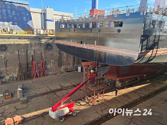 한화 필리조선소 4번 도크에서 국가안보다목적선박의 건조 작업이 이뤄지고 있다. [사진=최란 기자]