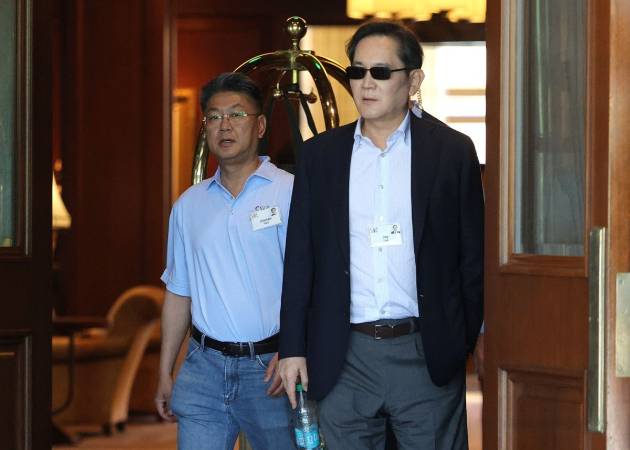 이재용 삼성전자 회장(오른쪽)과 한진만 삼성전자 DS부문 파운드리사업부장.[사진=연합]