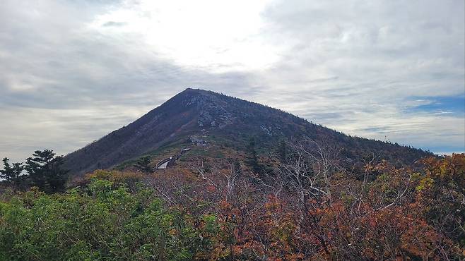 28일 설악산국립공원 중청대피소에서 바라본 대청봉의 모습. 설악산국립공원사무소