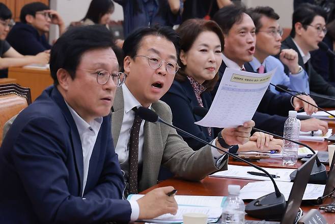 국회 법제사법위원회 야당 간사인 국민의힘 박형수 의원 등 국민의힘 소속 법사위원들이 28일 국회 법사위 전체회의에서 조희대 대법원장이 포함된 국정감사 증인·참고인 출석 요구 안건 처리 시도에 항의하고 있다. 연합뉴스
