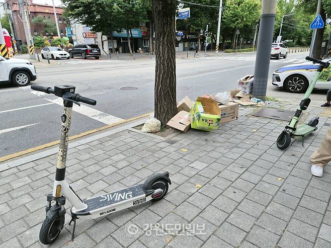 ▲ 춘천시 효자동 강원대 정문 인근에서 경찰 단속으로 적발된 A씨와 B씨가 타던 전동킥보드가 세워져 있다.송민석 기자