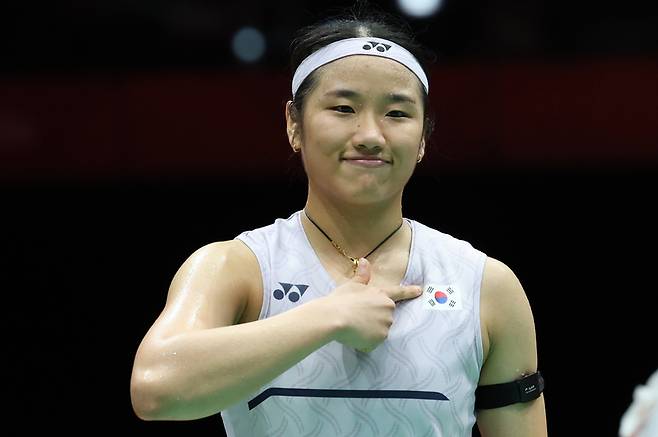 한국 안세영이 오늘(28일) 중국 천위페이를 세트 스코어 2대 0으로 제압한 뒤 태극기를 가리키고 있다. / 사진=연합뉴스