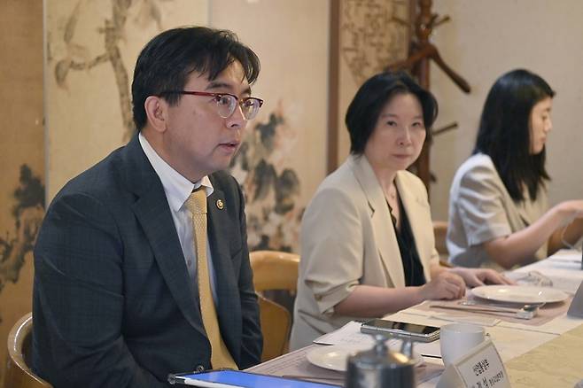 박정성 산업통상부 통상교섭본부장이 지난 4일 서울 종로구 한 식당에서 열린 ‘CPTPP 관련 농어업계 전문가 자문회의’를 주재하고 있는 모습. [산업통상부]