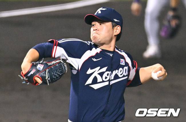[OSEN=도요하시(일본), 박준형 기자] 25일 일본 아이치현 도요하시 시민구장에서 '2026 아이치·나고야 아시안게임' 야구 슈퍼라운드 한국과 일본의 경기가 진행됐다.투수 중 유일하게 공을 한 개도 던지지 않은 소형준이 슈퍼라운드 첫 경기에서 선발투수로 나섰다.4회말 김진욱 투수가 역투하고 있다.     2026.09.25 / soul1014@osen.co.kr