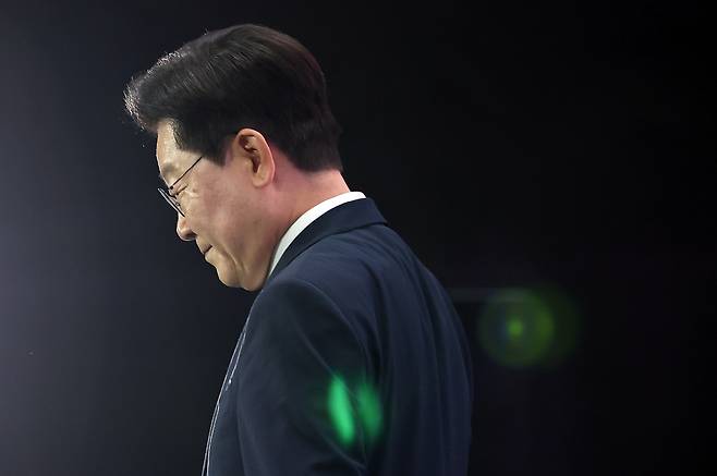 이재명 대통령이 28일 인천 송도에서 열린 제20회 세계한인의 날 기념식에서 기념사를 마친 뒤 자리로 돌아가고 있다. 연합뉴스