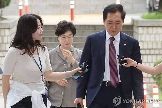김기현 부부 속행 공판 출석 (서울=연합뉴스) 박동주 기자 = 김건희 여사에게 260만원대 로저비비에 가방을 선물한 혐의로 기소된 국민의힘 김기현 의원 부부가 13일 속행공판에 출석하기 위해 서울 서초구 서울중앙지법으로 들어서고 있다. 2026.7.13 [촬영 박동주] pdj6635@yna.co.kr