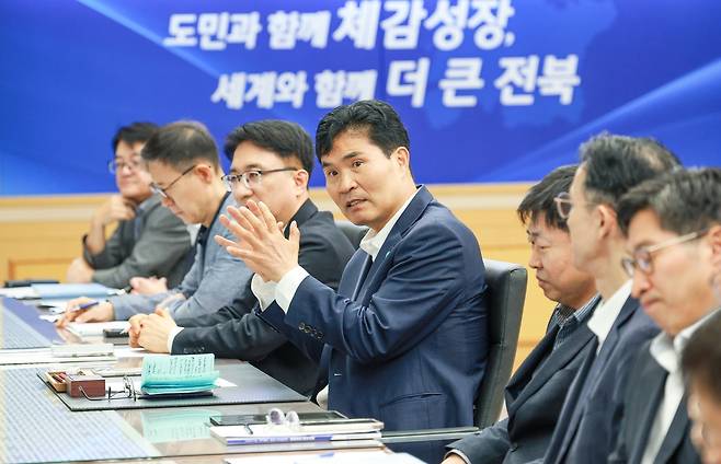 간부들과 티타임하는 이원택(가운데) 전북특별자치도지사 [전북특별자치도 제공. 재판매 및 DB 금지]
