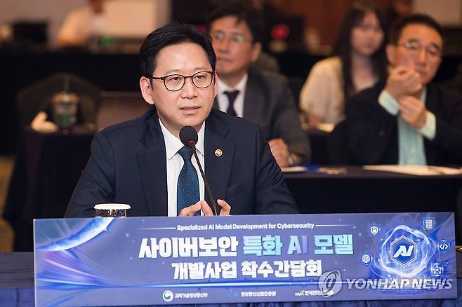 사이버보안 특화 AI모델 개발사업 착수간담회 (서울=연합뉴스) 배경훈 부총리 겸 과학기술정보통신부 장관이 22일 서울 중구 롯데호텔에서 열린 '사이버보안 특화 AI모델 개발사업 착수간담회'에서 발언하고 있다. 2026.9.22 [과학기술정보통신부 제공. 재판매 및 DB 금지] photo@yna.co.kr