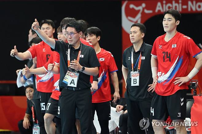 작전 지시하는 조영신 감독 (이나자와[일본]=연합뉴스) 이동해 기자 = 28일 일본 아이치현 이나자와 엔트리오에서 열린 2026 아이치·나고야 아시안게임 남자 핸드볼 준결승 대한민국과 카타르의 경기.
    한국 조영신 감독이 작전을 지시하고 있다. 2026.9.28 eastsea@yna.co.kr