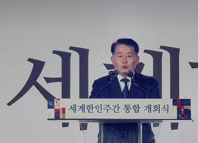 개회사를 하는 김경협 동포청장 (인천=연합뉴스) 강성철 기자 = 인천 송도컨벤시아에서 열린 세계한인대회 통합 개회식에서 김경협 동포청장이 개회사를 하고 있다. 2026.9.28 wakaru@yna.co.kr