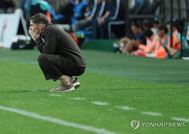어두운 표정의 모레노 (서울=연합뉴스) 신준희 기자 = 28일 서울월드컵경기장에서 열린 축구 대한민국과 우루과이의 평가전. 
    한국 모레노 감독이 4대1로 경기 종료 직전 어두운 표정을 짓고 있다. 2026.9.28 hama@yna.co.kr
