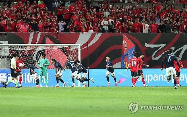 아쉬운 실점 (서울=연합뉴스) 신준희 기자 = 28일 서울월드컵경기장에서 열린 축구 대한민국과 우루과이의 평가전.
    한국 선수들이 우루과이 다르윈 누녜스에게 선제골을 허용한 뒤 아쉬워하고 있다. 2026.9.28 hama@yna.co.kr