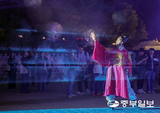 29일 오후 수원시 화성행궁에서 진행된 제63회 수원화성문화제 프레스데이에서 야화 1장 공연이 진행되고 있다. 임채운기자
