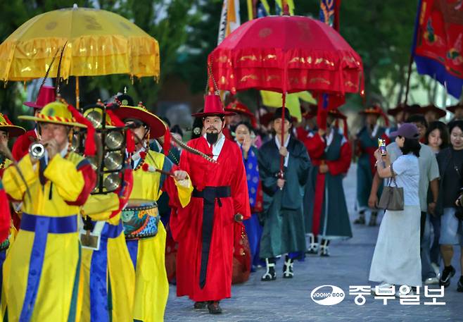 29일 오후 수원시 화성행궁에서 열린 '제63회 수원화성문화제' 프레스데이에서 정조대왕 능행차 거둥 행렬이 진행되고 있다. 임채운기자