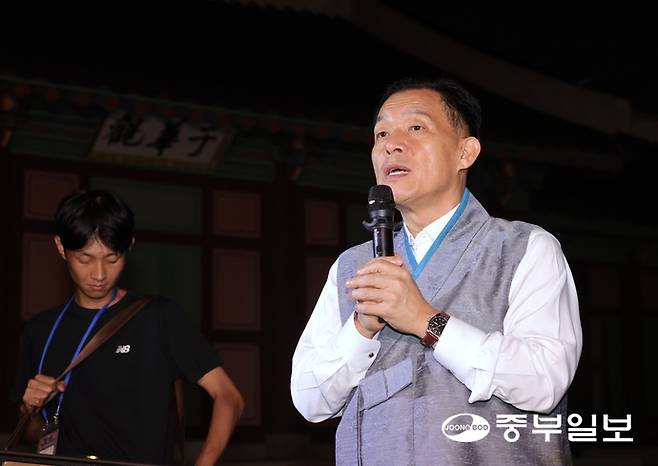 이재준 수원시장이 29일 오후 수원시 화성행궁에서 진행된 제63회 수원화성문화제 프레스데이에서 수원화성문화제에 대해 설명하고 있다. 임채운기자