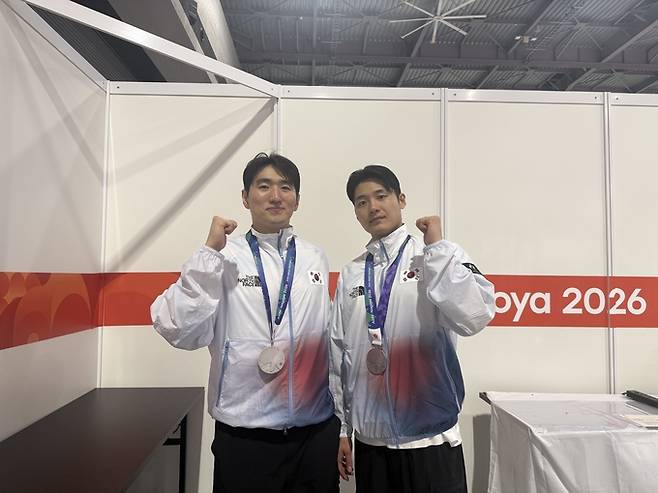 ▲ 한국 남자 에페 대표팀 박상영(왼쪽)과 장효민이 27일 열린 2026 아이치·나고야 아시안게임 남자 에페 단체전에서 은메달을 획득했다. 울산시체육회 제공