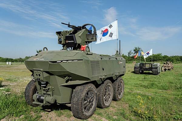 루마니아 부쿠레슈티 인근 야외 전술훈련장에서 진행된 성능시연 행사에 참가한 한화에어로스페이스의 그룬트(GRUNT) 다목적무인차량의 모습.[출처=한화에어로스페이스]