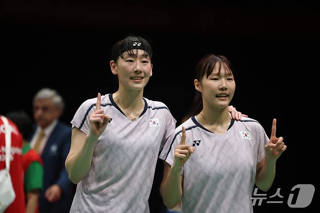 대한민국 이소희, 백하나가 29일 일본 이치노미야 시립체육관에서 열린 2026 아이치·나고야 아시안게임 배드민턴 여자 복식 결승전에서 중국 탄닝, 류성수를 상대로 승리 후 세리머니를 하고 있다. 2026.9.29 ⓒ 뉴스1 김도우 기자