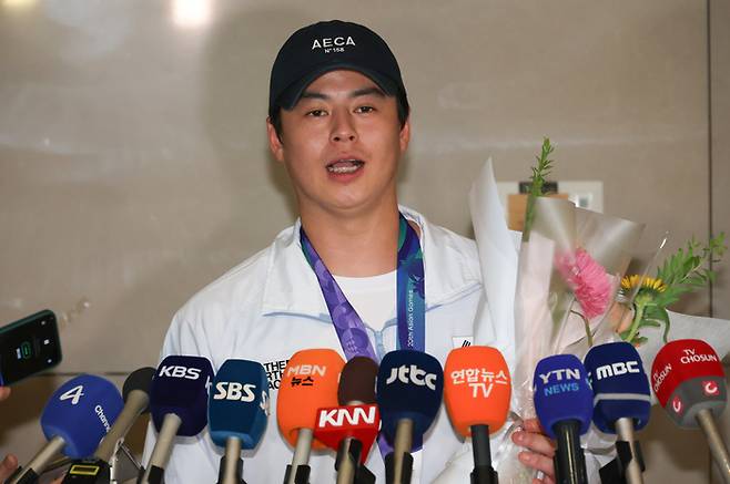 2026 아이치·나고야 아시안게임(AG)에서 우승을 차지한 한국 야구 대표팀 노시환이 28일 인천국제공항을 통해 귀국해 인터뷰하고 있다. 사진 | 인천공항=연합뉴스