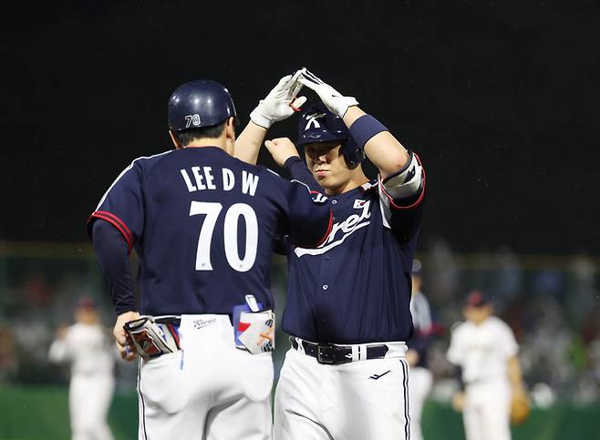 노시환이 27일 일본 아이치현 도요하시 시민구장에서 열린 2026 아이치·나고야 AG 결승 일본전 3회초 무사 1루에서 안타를 친 뒤 세리머니를 하고 있다. 사진 | 도요하시=연합뉴스