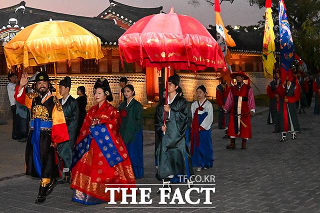 제63회 수원화성문화제 프레스데이가 29일 오후 경기 수원시 화성행궁 신풍루에서 열린 가운데 정조대왕 능행차 거둥행렬이 펼쳐지고 있다. /수원=송호영 기자