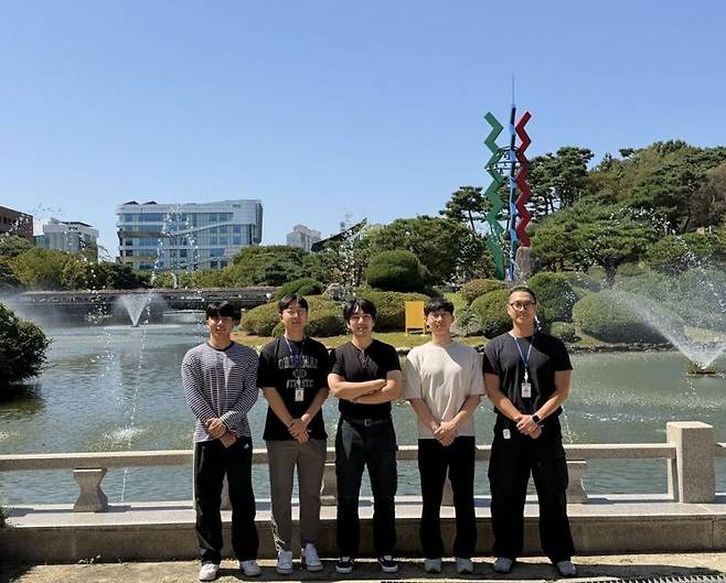 (왼쪽부터) UNIST 백승훈 연구원, KAIST 이용우 박사, KAIST 권지민 교수, UNIST 김형준 연구원, KAIST 정학순 박사. KAIST