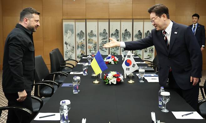이재명 대통령이 지난 7월 당시 튀르키예 앙카라 한 호텔에서 볼로디미르 젤렌스키 우크라이나 대통령과 정상회담을 하기 앞서 자리를 권하고 있다. /뉴스1