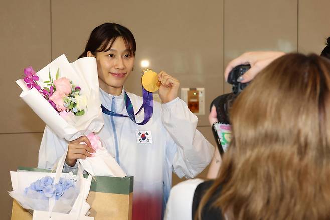 2026 아이치-나고야 아시아경기대회에서 금메달을 획득하고 돌아온 한국 여자 농구 대표팀 이해란이 27일 인천국제공항 2터미널을 통해 귀국, 기쁨을 나누고 있다. 2026.09.27 [인천공항=뉴시스]