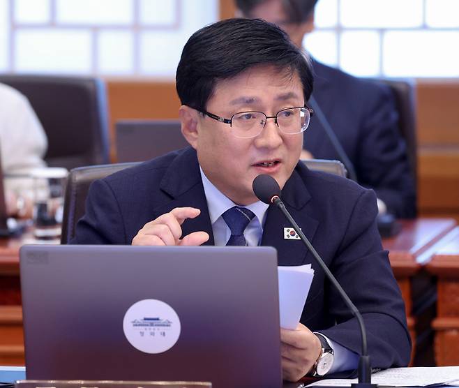 김성환 기후에너지환경부 장관이 29일 청와대에서 열린 이재명 대통령 주재 국무회의에서 발언하고 있다. 연합뉴스 [청와대통신사진기자단]
