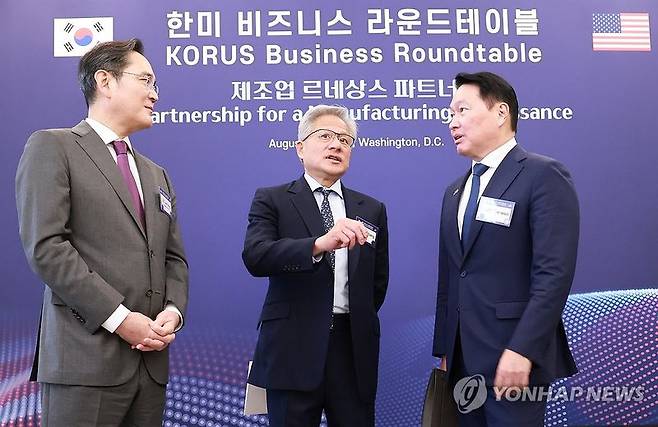 (왼쪽부터) 이재용 삼성전자 회장, 젠슨 황 엔비디아 최고경영자(CEO), 최태원 SK그룹 회장.연합뉴스