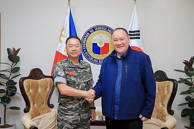 주일석 해병대사령관이 28일 필리핀 국방부에서 길베르토 테오도로 필리핀 국방장관과 대담에 앞서 악수를 나누고 있다. 해병대 제공