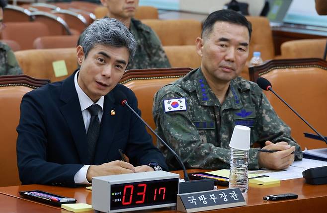 강신철 국방부 장관이 29일 오후 국회에서 열린 국방위원회 전체회의에서 비무장지대(DMZ) 지뢰 폭발 사고 관련 질의에 답하고 있다. 김혜윤 기자 unique@hani.co.kr
