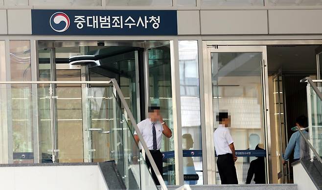 중대범죄수사청 출범을 사흘 앞둔 29일 서울 중구 르네스퀘어 건물 입구에 중수청 간판이 설치된 가운데 관계자들이 문 앞을 지키고 있다. 뉴시스