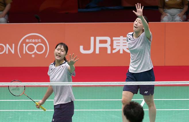 <yonhap photo-4162=""> 이소희-백하나 득점(이치노미야[일본]=연합뉴스) 임화영 기자 = 29일 일본 아이치현 이치노미야 시립체육관에서 열린 2026 아이치·나고야 아시안게임 배드민턴 여자 복식 결승 대한민국 이소희-백하나와 중국 류성수-탄닝의 경기. 이소희-백하나가 득점한 뒤 상대편을 향해 손을 들어보이고 있다. 2026.9.29hwayoung7@yna.co.kr/2026-09-29 13:17:34/<저작권자 ⓒ 1980~2026 ㈜연합뉴스. 무단 전재 재배포 금지, AI 학습 및 활용 금지></yonhap>