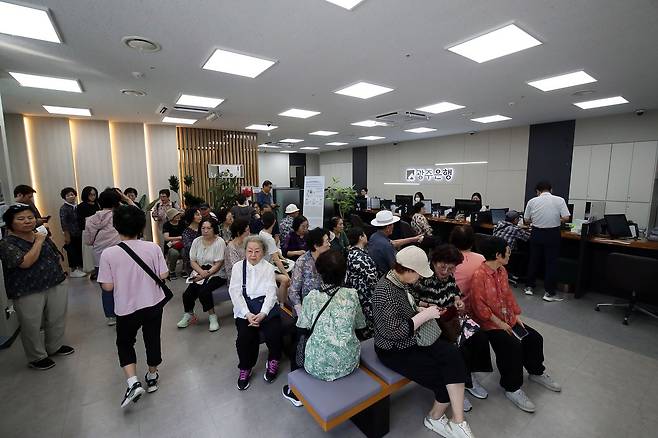 전남광주 서구 광주은행 상무지점에서 광주상생카드 할인율 상향 첫날을 맞아 창구를 방문한 시민들이 카드 발급 및 충전을 위해 순서를 기다리고 있다. [뉴스1]