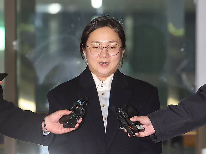 전직 매니저들에 대한 '갑질'과 불법 의료행위 의혹을 받는 방송인 박나래씨가 지난 2월 20일 경찰에 출석해 조사를 받은 뒤 서울 강남경찰서를 나서며 취재진 질문에 답하고 있다. 연합뉴스