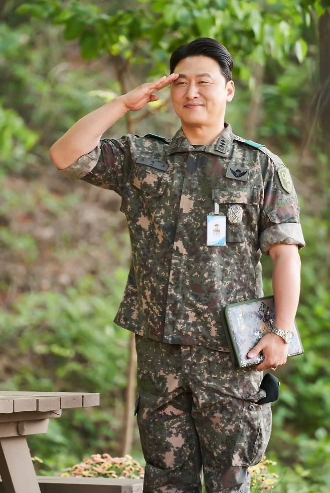 ENA 드라마 <신병 3>와 <신병 4: 사보타주>에서 신화부대 2중대장 ‘조백호’를 연기한 배우 오대환. KT스튜디오지니 제공