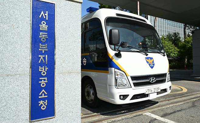 서울 송파구 동부지방검찰청 청사 입구에 29일 공소청 간판이 새로 설치돼 있다. 법무부는 공소청 출범을 사흘 앞둔 이날 첫 공소청 인사를 단행했다. 이한형 기자