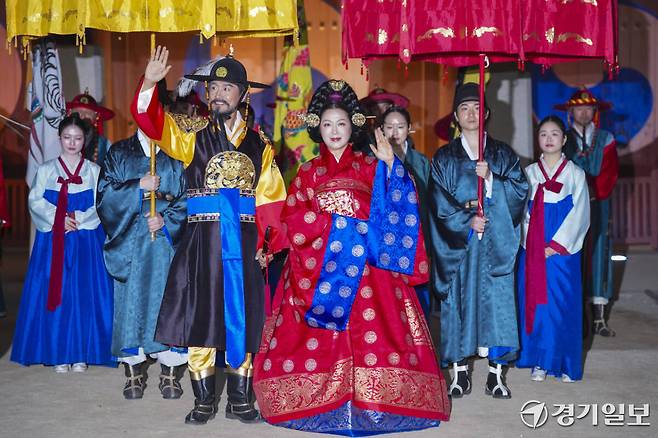 29일 오후 수원특례시 팔달구 화성행궁에서 열린 '제63회 수원화성문화제 프레스데이'에서 정조대왕 능행차 미니 거둥행렬이 진행되고 있다. 홍기웅기자